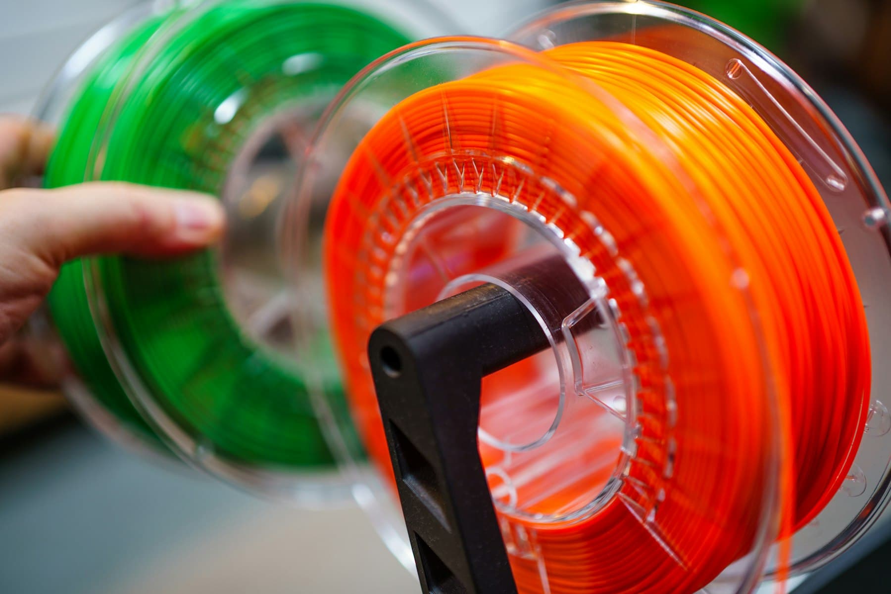 Farklı renk ve malzemelerde filament makaraları